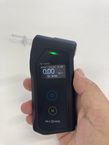 サンコーテクノが販売する呼気アルコール検知器「アルコフェイスモバイル」（サンコーテクノ提供）
