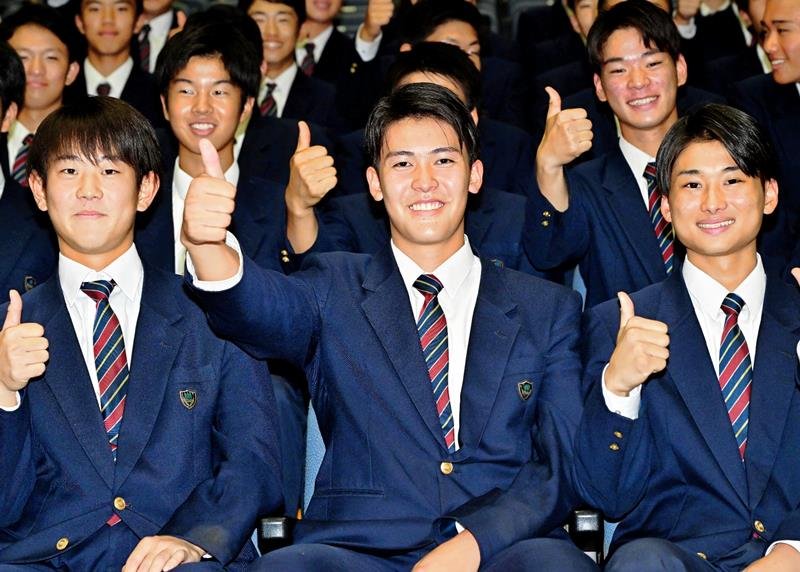 千葉ロッテ４位指名を受けチームメートとポーズを取る幕張総合高の早坂響投手（前列中央）＝１０月２６日、千葉市美浜区
