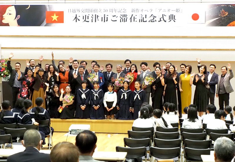 オペラ「アニオー姫」の出演者と小中学生が歌の交流をした記念式典＝３０日夜、木更津市