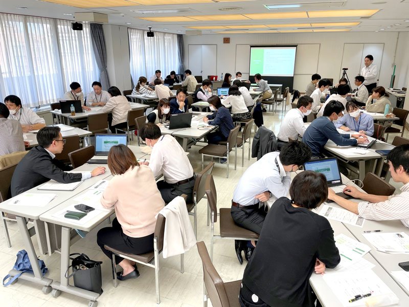 ワークショップ形式でプレスリリースの活用を学ぶ職員＝松戸市役所