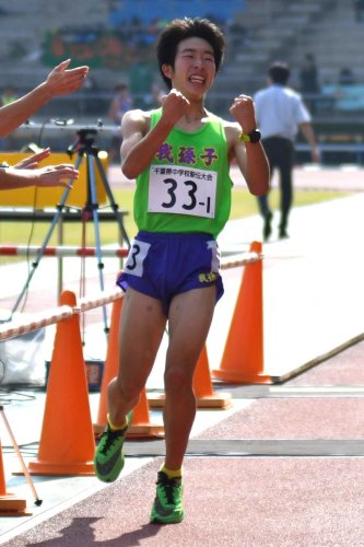 男子１区で区間賞に輝いた我孫子の荒井稜司＝柏の葉
