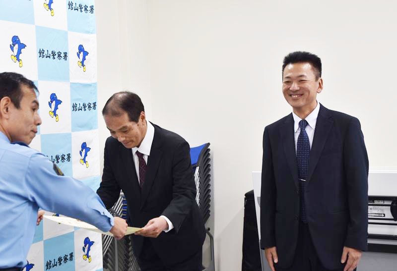 感謝状を受け取る千葉興業銀行の馬屋原さん（左）と山田支店長（右）＝館山署