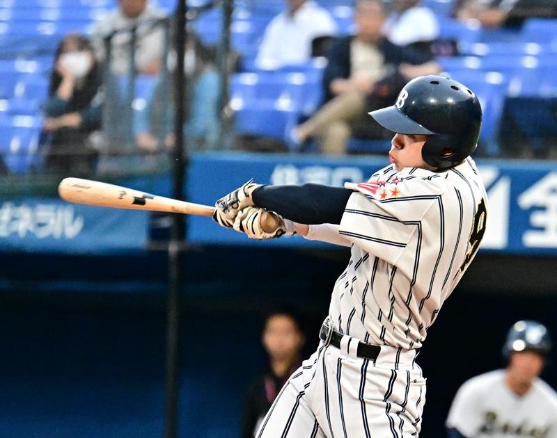 桐蔭横浜大―武道大　１回裏武道大２死満塁、若山が走者一掃の三塁打を放つ＝横浜スタジアム
