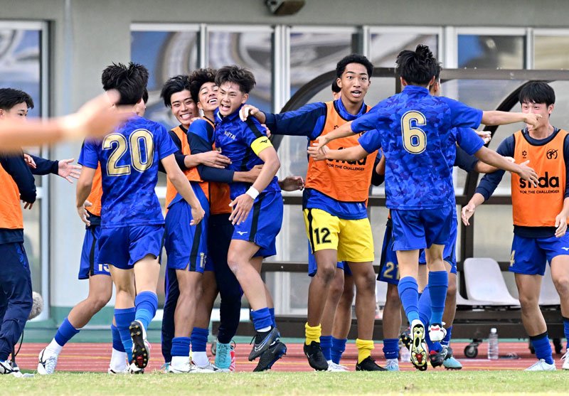 日体大柏―流通経大柏　前半、先制ゴールを決め仲間に祝福される日体大柏の佐藤（中央）＝柏の葉
