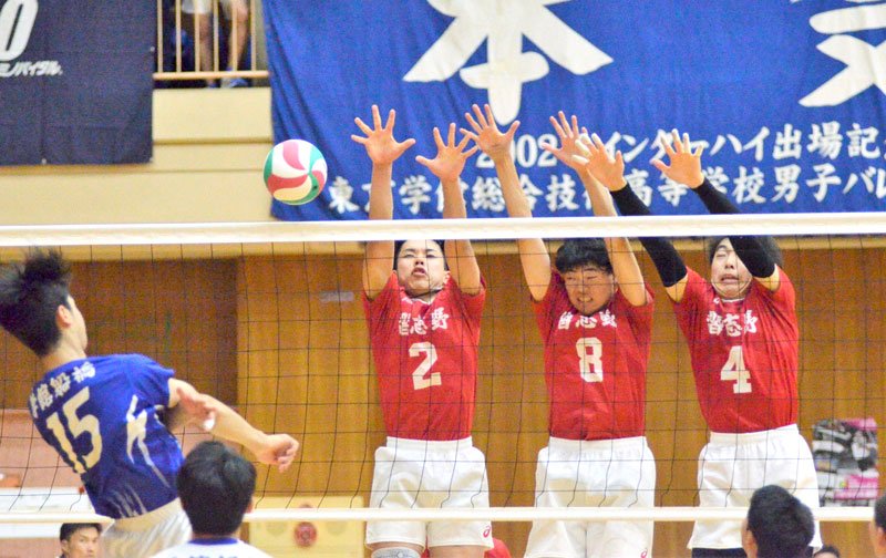 習志野─東京学館船橋　第２セット、ブロックを決める習志野の平野（２）ら＝成田高
