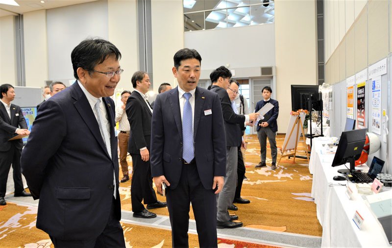 神谷市長（左）に商品の説明をする中村社長＝千葉市美浜区