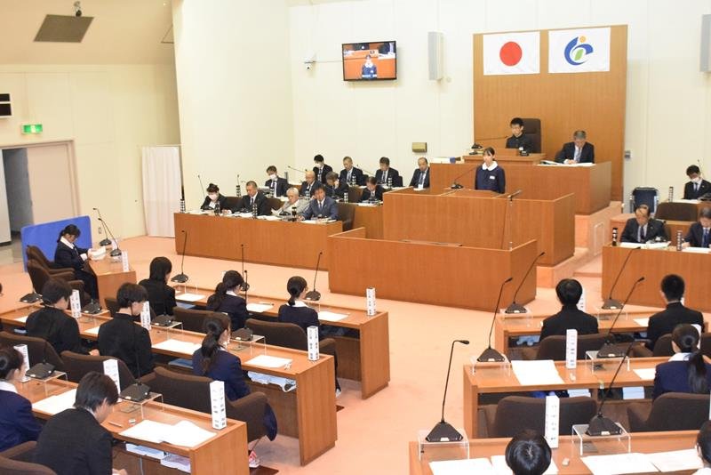中学生が議員役を務めた模擬議会＝匝瑳市
