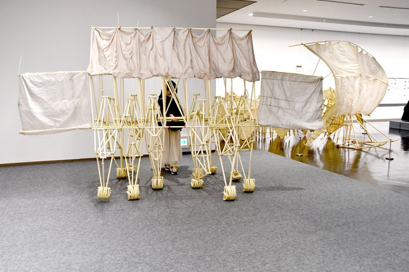 環境問題考える契機に　風で動く「生命体」実演も　千葉で「テオ・ヤンセン展」