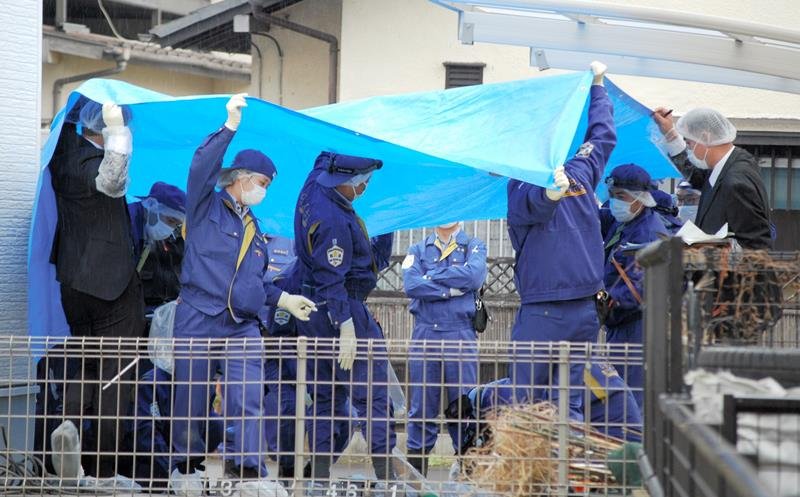 現場では１０日も鑑識による捜査が行われた＝同日午前１１時半ごろ、松戸市古ケ崎