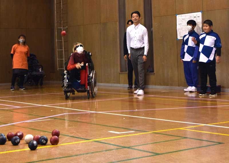 熊谷知事（中央）も参加して行われたボッチャの体験会＝１１日、城西国際大体育館