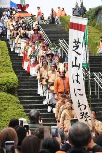 芝山公園に小中学生らがなりきる古代人が現れ、大勢の人が出迎えた＝芝山町
