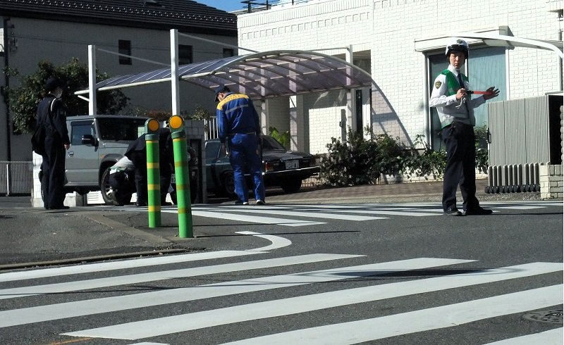 事故現場周辺を調べる警察官＝１４日、四街道市（画像は一部加工してあります）
