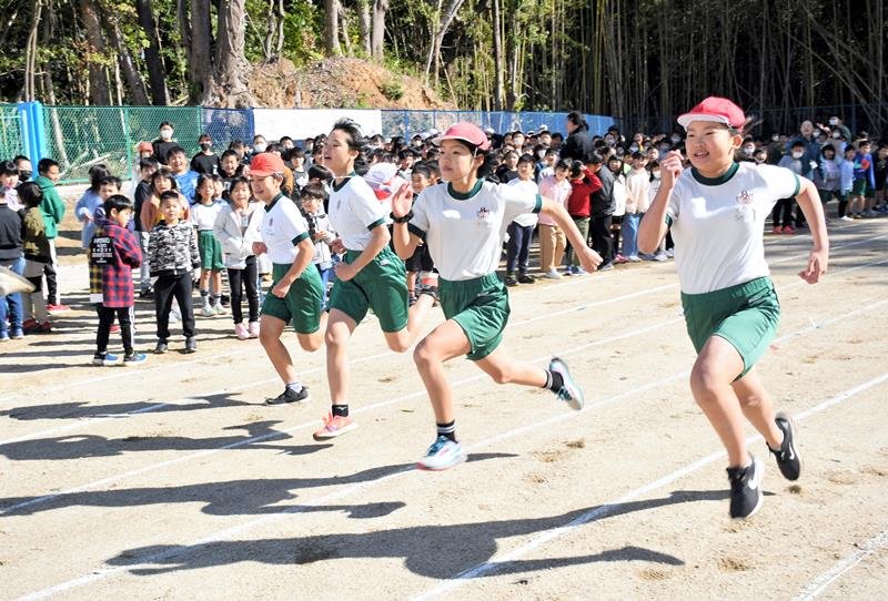 要望が実って広くなった安食小の校庭で、新設された１００メートル走路を駆け抜ける児童たち＝栄町