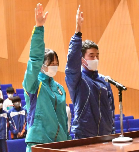 選手宣誓する八千代松陰の中村主将（右）、市船橋の中後主将＝東総文化会館

