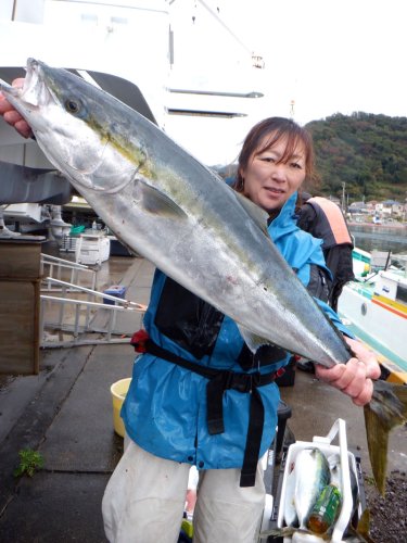 保田沖で釣り上げた９・２キロのブリ（写真は「村井丸」提供）