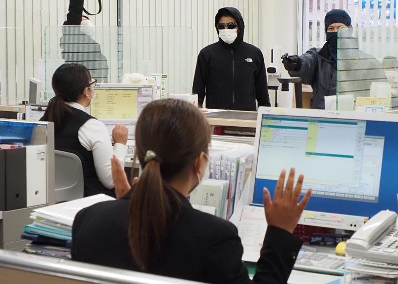 強盗事件を想定し、緊急時の対応を確認した迫真の訓練＝君津市
