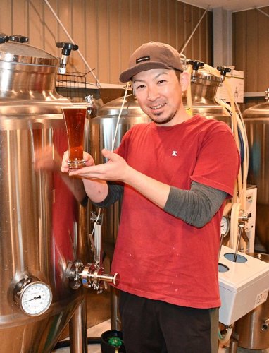 香取市産のサツマイモと蜂蜜を使用したクラフトビールを紹介する小林さん＝香取市
