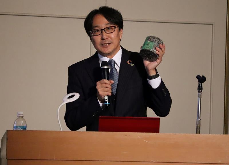 千葉政経懇話会１１月例会で高速道の舗装路盤を説明する杉村所長＝２２日午後、千葉市中央区のホテル
