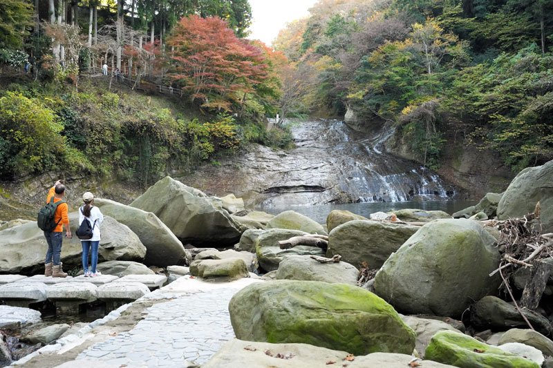 通行可能になった粟又の滝周辺。大きな岩が転がっている＝２２日、大多喜町
