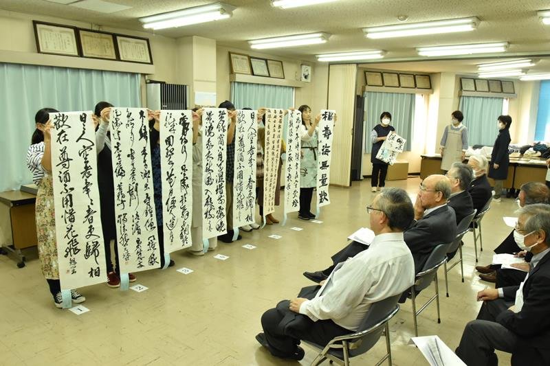 厳正な審査で各賞を決めた千葉日報書道展の審査会＝２２日、千葉市中央区の千葉日報社
