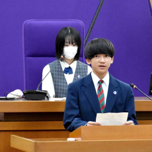 一般質問を体験する中学生＝佐倉市議会議場