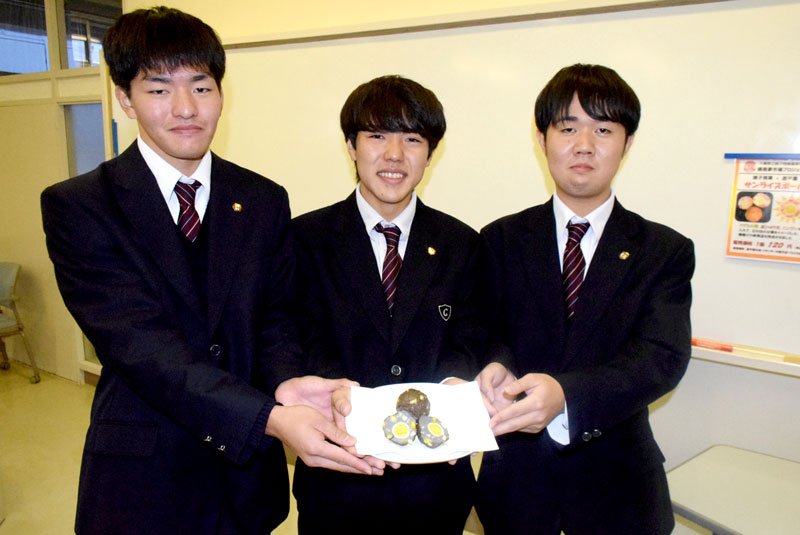 「ムーンナイトボール」を披露する銚子商業高３年の（左から）辻さん、鵜野さん、岩瀬さん＝銚子市
