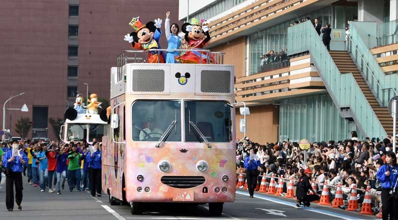 歓声に沸く観衆に、手を振るミッキーマウスらディズニーの仲間たち＝２３日午後、千葉市中央区