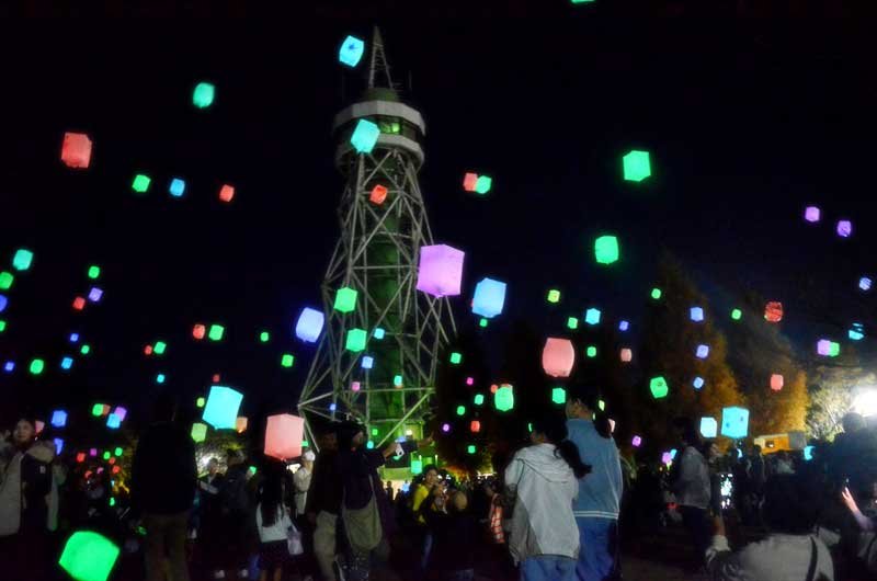 さんぶの森公園の夜空に浮かぶスカイランタン＝山武市