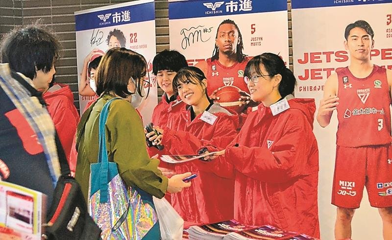 受付業務をこなす高校生ら＝船橋市の船橋アリーナ（画像の一部を加工しています）
