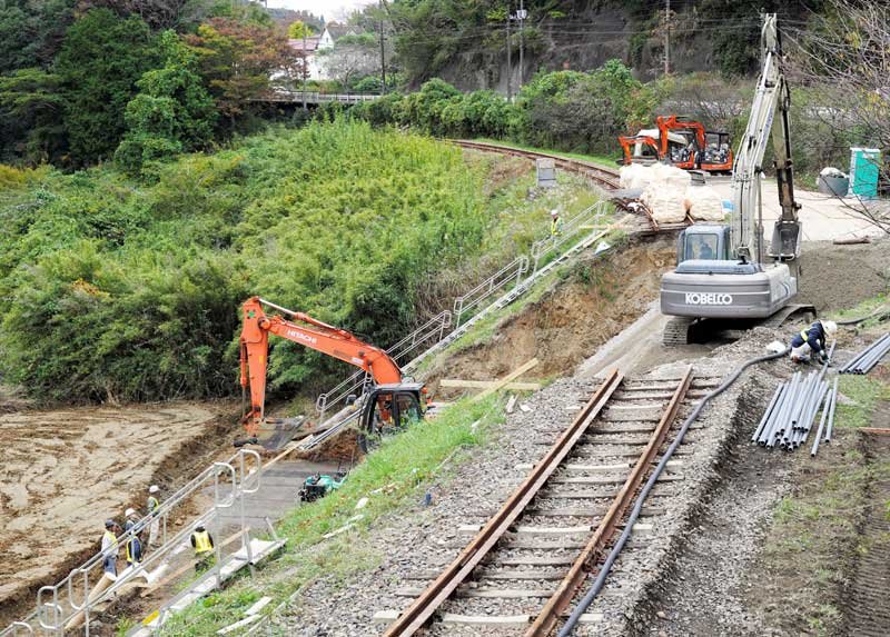 線路下の敷石や土砂が流出したいすみ鉄道西畑―上総中野間で行われている復旧工事＝１５日、大多喜町庄司
