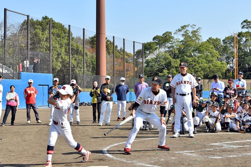打撃について身振り手振りを交えて指導する篠塚さん（中央）ら＝４日、佐倉市の長嶋茂雄記念岩名球場
