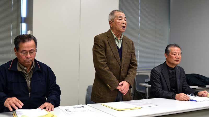 千葉県に声明文を提出後、記者会見する久留里線と地域を守る会の三浦代表（中央）ら＝２２日、県庁