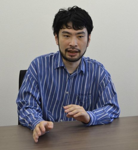取材に応じる小川さん＝千葉市中央区
