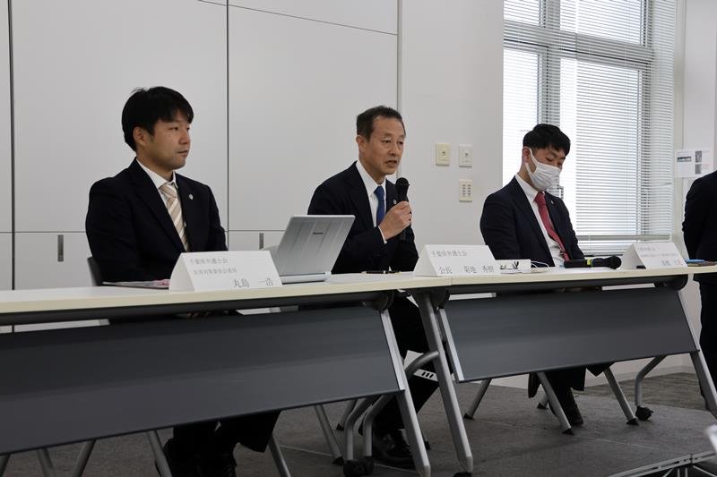 会見で災害ＡＤＲについて説明する菊地会長＝１日午前、千葉市中央区の県弁護士会館
