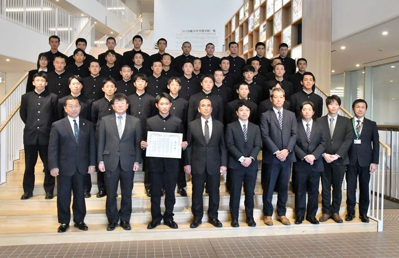 ２１世紀枠の千葉県推薦校に選出され、記念写真に納まる千葉商大付の藤崎主将（前列左から３人目）ら＝市川市
