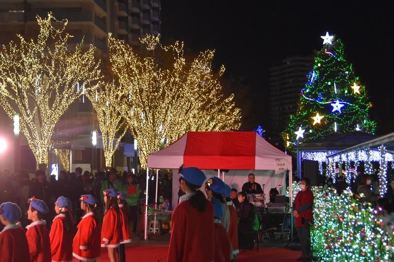 印西市の北総線千葉ニュータウン中央駅周辺で始まったイルミネーションイベント。ライトアップ前に地元の児童・生徒が吹奏楽やダンスのパフォーマンスで盛り上げ、点灯後に印西市少年少女合唱団が美声を響かせた＝２日夕
