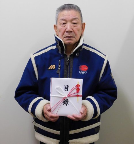 寄付金を持参した安田実理事

