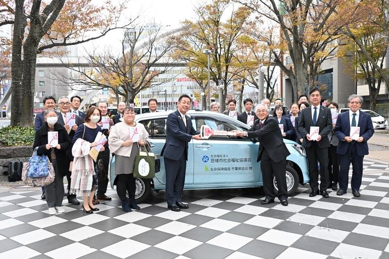 寄贈・助成を受けた各団体の代表者ら＝千葉市中央区
