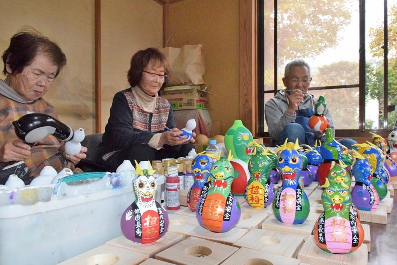 匝瑳住民が手作り縁起物　運気昇る良い年へ、販売も　辰ヒョウタン