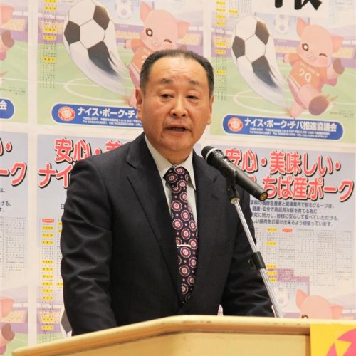 活動報告会であいさつする青柳会長＝千葉市中央区
