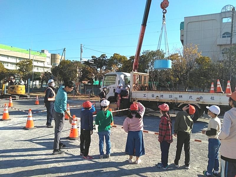 重機体験に参加した児童ら（工営建設提供）
