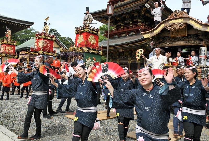 ７月の３日間に成田祇園祭が開催され、成田山新勝寺の大本堂前で山車と屋台の引き手たちが息を合わせる総踊りで幕開け
