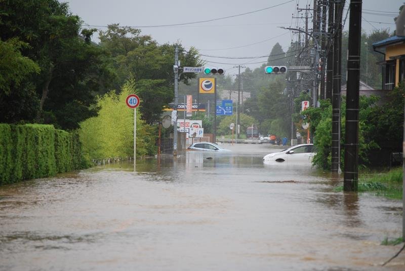 台風１３号の大雨で冠水した道路＝９月８日、長柄町
