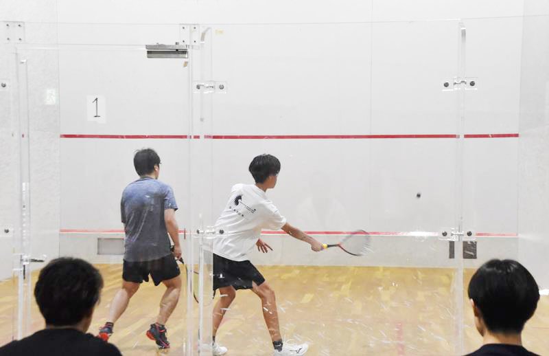 「サンセットブリーズ保田」のスカッシュコートで対戦する選手たち＝鋸南町