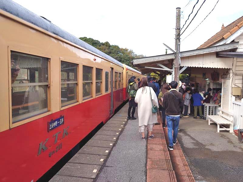 紅葉が見頃を迎え、多くの乗客が下車した養老渓谷駅＝１１月２３日、市原市朝生原
