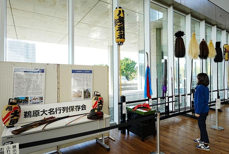 毛やりなどの式具が並ぶ「鵜原の大名行列展」＝勝浦市芸術文化交流センター・キュステ
