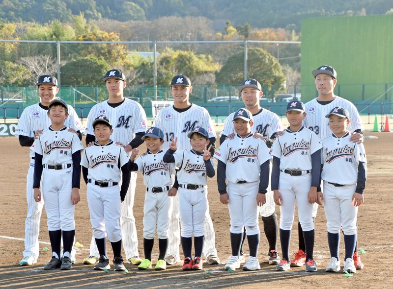 平沢選手（中央）らと記念撮影を楽しむ市内少年野球チームの子どもたち＝１７日、鴨川市

