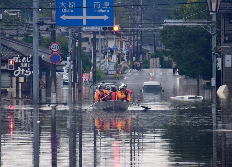 浸水した道路で救助活動をする消防のボート＝９月８日、茂原市
