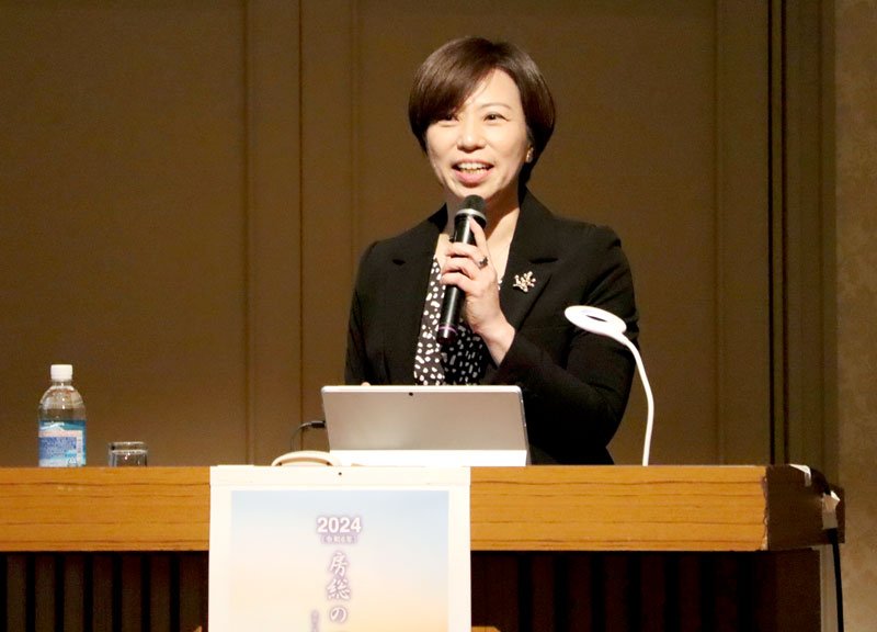 千葉政経懇話会１２月例会で講演する小安氏＝１９日午後、千葉市中央区のホテル