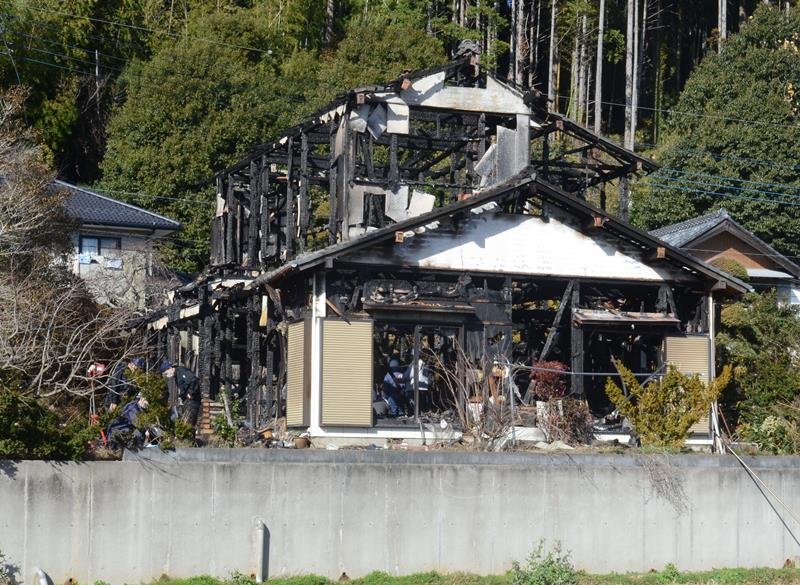 全焼し１階部分から遺体が見つかった住宅＝２２日午後０時２０分ごろ、東金市家之子
